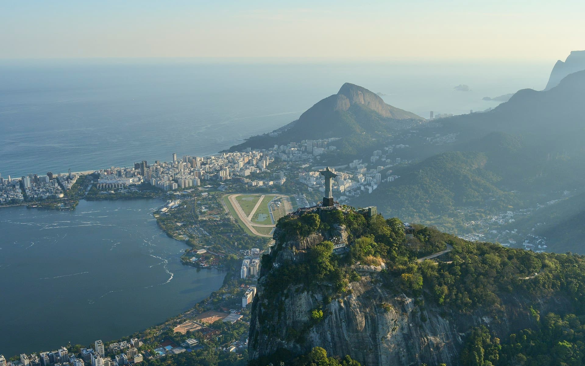 Rio de Janeiro, Brasil. Vista urbana com montanhas e baía.
